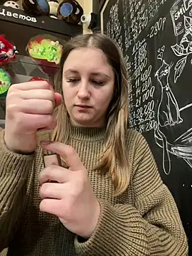 Strawberryyyyik online show from 01-17-25, 04:49