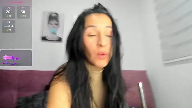 Snapshot of leila_petitee_ chatting on 03-16-25, 10:11 leila petitee online show from 03-16-25, 10:11