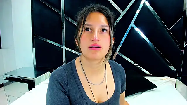 GiaRoussel online show from 12-14-25, 06:02