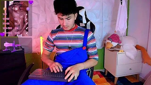 Snapshot of santyago_taylor chatting on 10-30-25, 07:11 santyago taylor online show from 10-30-25, 07:11