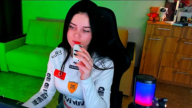 Lora Cain online show from 02-12-25, 03:05