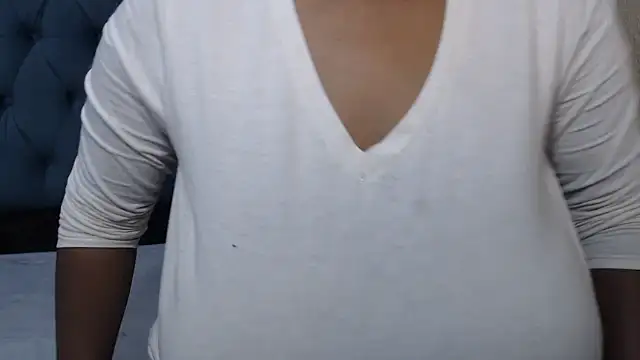 Snapshot of FlavoredNia chatting on 03-04-25, 03:15 FlavoredNia online show from 03-04-25, 03:15