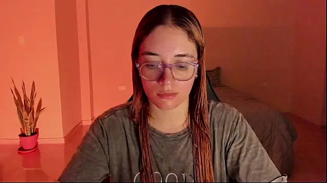 Snapshot of atenas_05_ chatting on 02-14-26, 10:43 atenas 05 online show from 02-14-26, 10:43