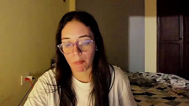 Snapshot of atenas_05_ chatting on 06-06-26, 11:43 atenas 05 online show from 06-06-26, 11:43