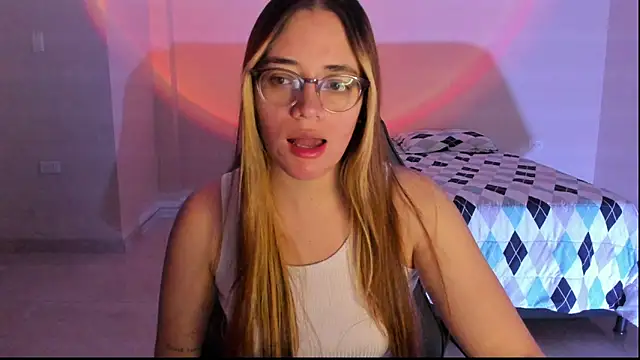 Snapshot of atenas_05_ chatting on 09-20-25, 09:47 atenas 05 online show from 09-20-25, 09:47