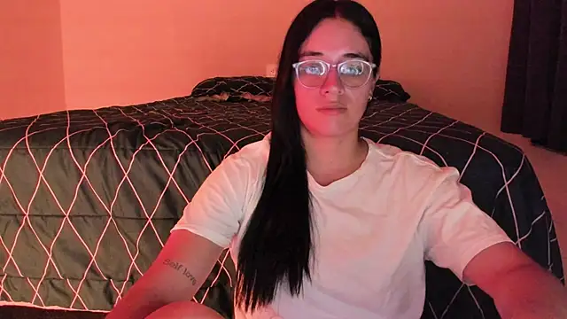 Snapshot of atenas_05_ chatting on 05-19-26, 09:27 atenas 05 online show from 05-19-26, 09:27