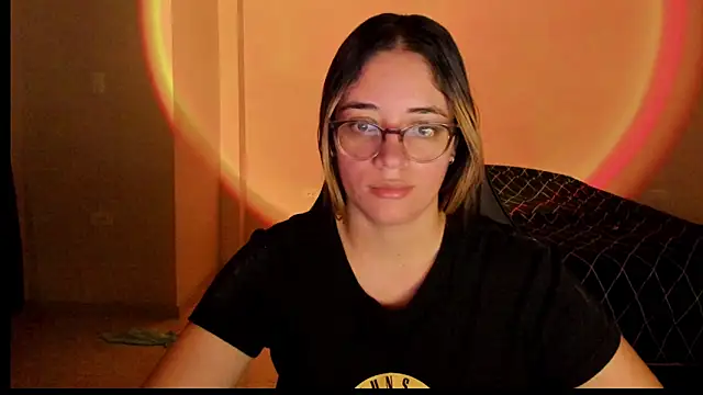 Snapshot of atenas_05_ chatting on 10-17-25, 09:34 atenas 05 online show from 10-17-25, 09:34
