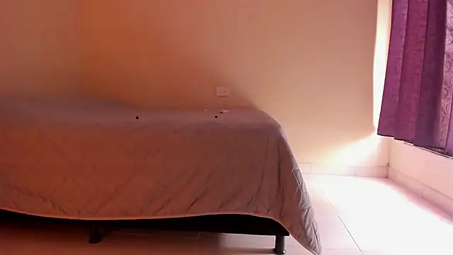 Snapshot of atenas_05_ chatting on 04-19-26, 06:10 atenas 05 online show from 04-19-26, 06:10