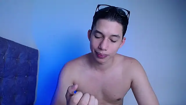 Snapshot of CoupleLatinn chatting on 01-22-25, 05:59 CoupleLatinn online show from 01-22-25, 05:59