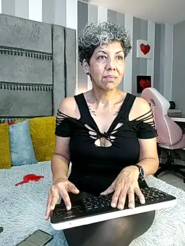 Julianewell online show from 12-15-25, 12:22