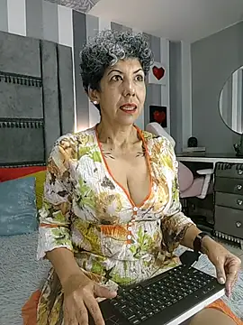 Julianewell online show from 11-08-25, 12:42