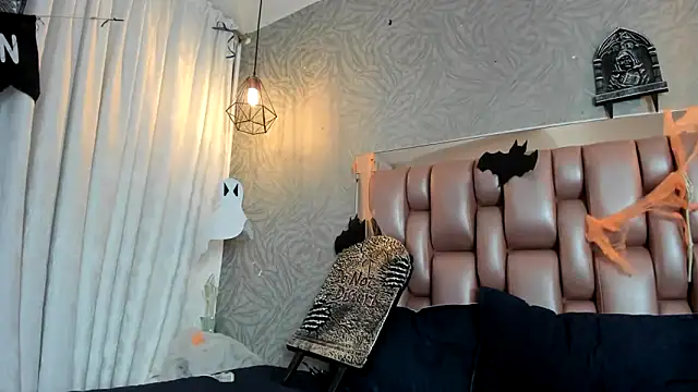Snapshot of KOURTNEY-- chatting on 10-23-25, 02:10 KOURTNEY-- online show from 10-23-25, 02:10
