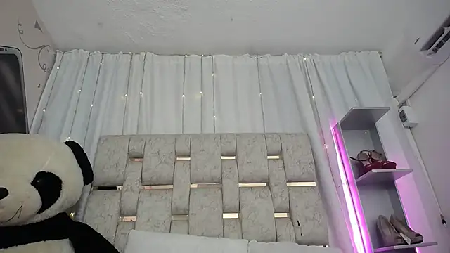 Snapshot of KOURTNEY-- chatting on 09-12-25, 02:23 KOURTNEY-- online show from 09-12-25, 02:23