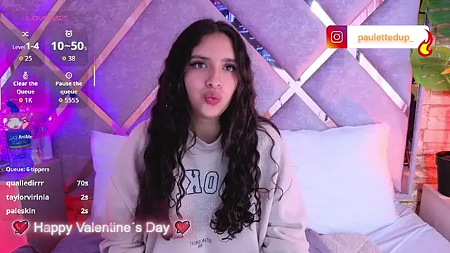 Snapshot of paulette_dupont chatting on 02-15-26, 08:35 paulette dupont online show from 02-15-26, 08:35