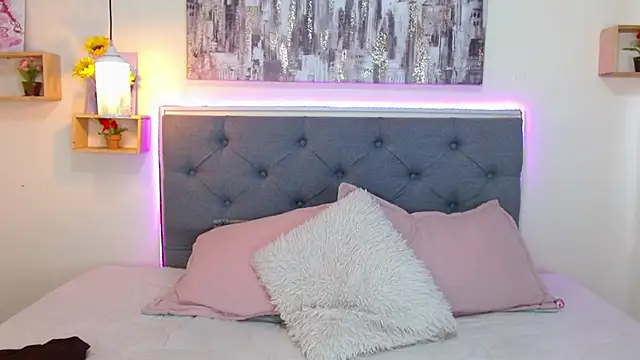 mia aira online show from 09-08-25, 03:11