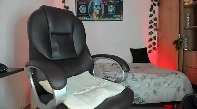 Snapshot of mikee_scooth chatting on 02-25-25, 09:53 mikee scooth online show from 02-25-25, 09:53