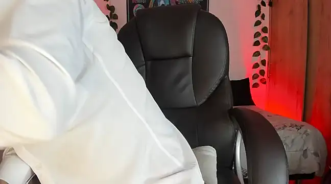 Snapshot of mikee_scooth chatting on 02-26-25, 07:34 mikee scooth online show from 02-26-25, 07:34