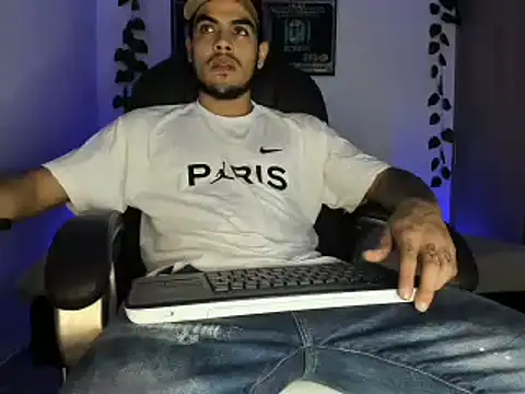 Snapshot of mikee_scooth chatting on 03-17-25, 12:53 mikee scooth online show from 03-17-25, 12:53