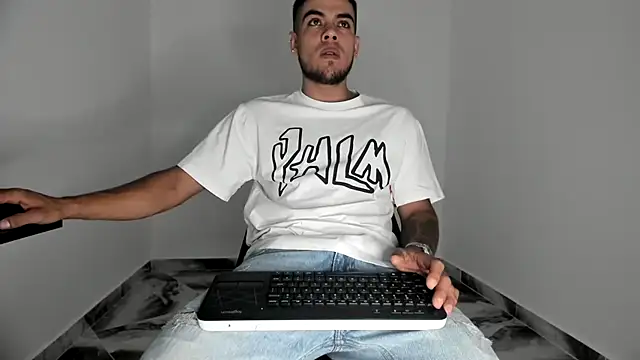 mikee scooth online show from 11-18-25, 04:43