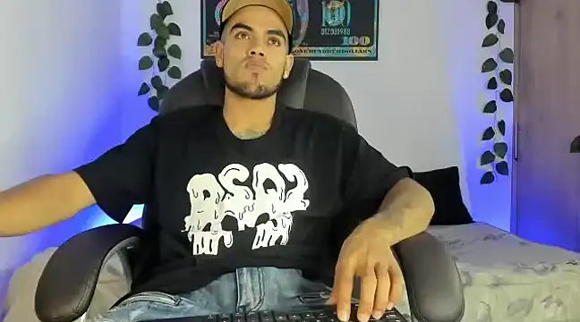 Snapshot of mikee_scooth chatting on 02-24-25, 02:40 mikee scooth online show from 02-24-25, 02:40