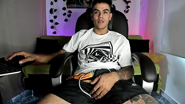 Snapshot of mikee_scooth chatting on 09-23-25, 03:30 mikee scooth online show from 09-23-25, 03:30