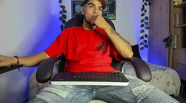 Snapshot of mikee_scooth chatting on 02-26-25, 01:25 mikee scooth online show from 02-26-25, 01:25