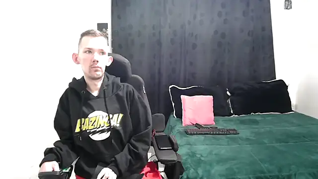 Snapshot of Sophia_and_Thomas chatting on 03-06-25, 09:58 Sophia and Thomas online show from 03-06-25, 09:58