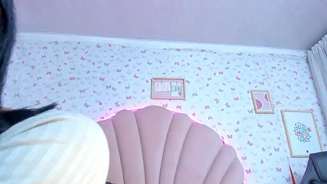 Snapshot of ashlyleee_ chatting on 12-04-24, 06:00 ashlyleee online show from 12-04-24, 06:00