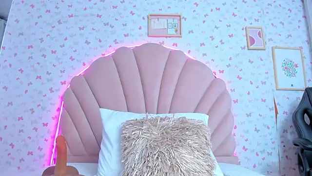 Snapshot of ashlyleee_ chatting on 12-24-24, 12:44 ashlyleee online show from 12-24-24, 12:44