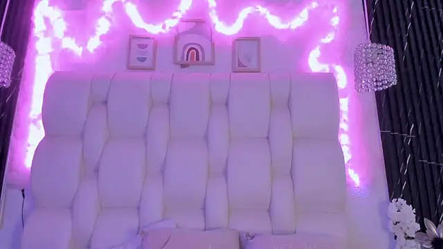 MelodiLovee  online show from 04-09-26, 03:51