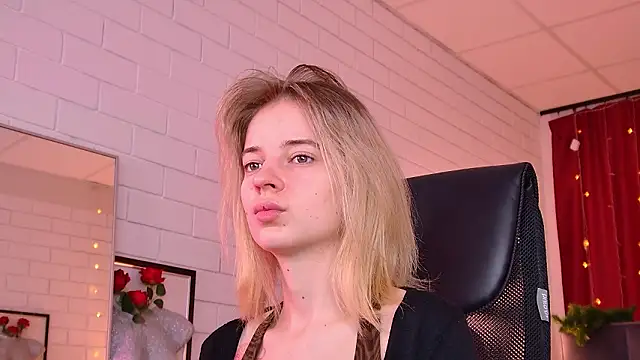 Snapshot of TinaDavil chatting on 01-19-26, 01:15 TinaDavil online show from 01-19-26, 01:15