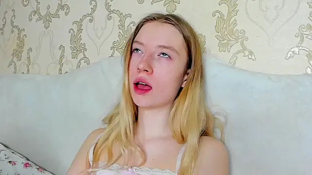 Snapshot of minidivaa_ chatting on 12-20-24, 11:26 minidivaa online show from 12-20-24, 11:26