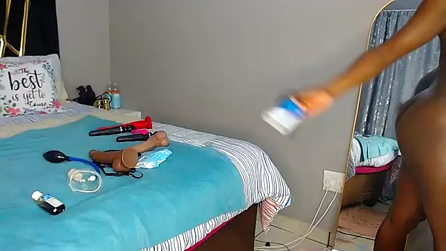 Snapshot of MissBigNipples chatting on 12-14-25, 12:17 MissBigNipples online show from 12-14-25, 12:17