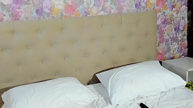 emma77  online show from 10-20-25, 07:58