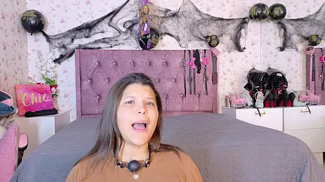 AvrillThomas online show from 10-24-25, 03:55