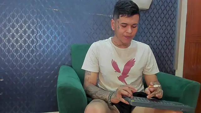 Snapshot of jamesinked_ chatting on 10-06-25, 05:35 jamesinked  online show from 10-06-25, 05:35