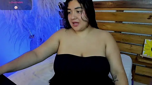 Snapshot of nadine_russo chatting on 05-26-26, 10:52 nadine russo online show from 05-26-26, 10:52