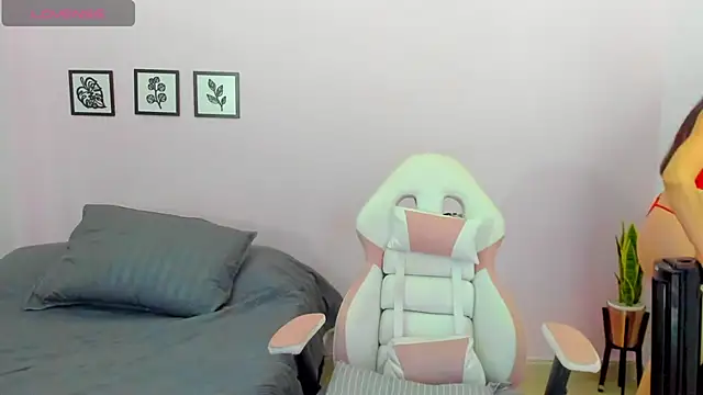 Snapshot of sophie_pazz chatting on 07-23-26, 10:06 sophie pazz online show from 07-23-26, 10:06