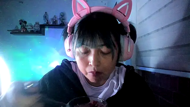 Shaddycute  online show from 06-06-26, 01:44