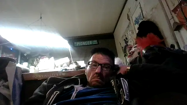 Snapshot of gettinit2wice chatting on 10-30-25, 01:42 gettinit2wice online show from 10-30-25, 01:42