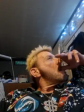 Snapshot of gettinit2wice chatting on 12-15-25, 04:51 gettinit2wice online show from 12-15-25, 04:51