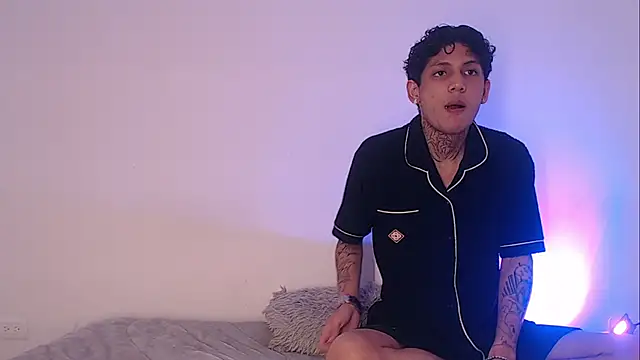 Snapshot of Sebas_And_Mila chatting on 09-29-25, 01:01 Sebas And Mila online show from 09-29-25, 01:01