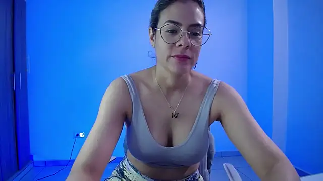 Snapshot of candydowson1 chatting on 10-11-25, 04:19 candydowson1 online show from 10-11-25, 04:19