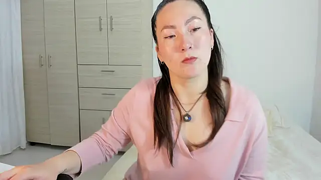 Elle Lee  online show from 09-15-25, 02:17