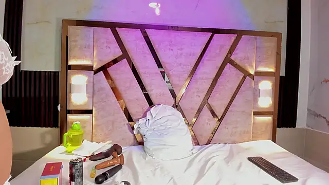 molly sweetee online show from 12-17-25, 01:54