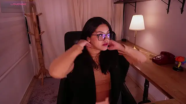 Snapshot of Sophia_wilsonn_ chatting on 11-16-25, 11:37 Sophia wilsonn online show from 11-16-25, 11:37