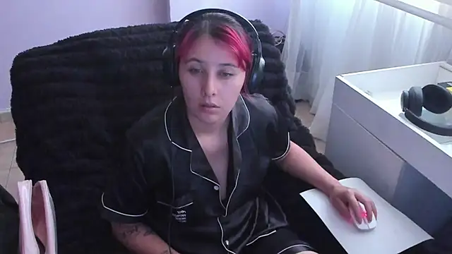 Snapshot of bonnie_moon_ chatting on 10-11-25, 08:21 bonnie moon online show from 10-11-25, 08:21