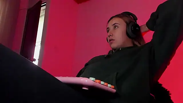 bonnie moon  online show from 12-22-25, 09:15