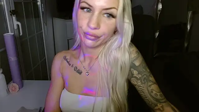 Snapshot of JuicyJanexo chatting on 02-14-26, 07:52 JuicyJanexo online show from 02-14-26, 07:52