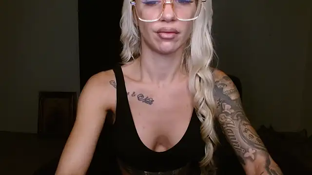 Snapshot of JuicyJanexo chatting on 09-17-25, 04:25 JuicyJanexo online show from 09-17-25, 04:25